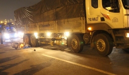 Tông cục bê tông té ngã xuống đường bị xe tải cán tử vong