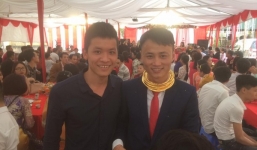 Chú rể được tặng kiềng vàng đeo kín cổ, cô dâu ngậm ngùi đứng nhìn