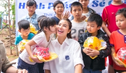 Phạm Hương xúc động tặng “heo đất” tiết kiệm cho trẻ em nghèo bãi giữa sông Hồng