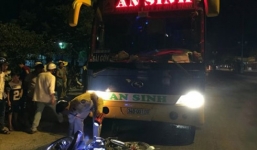 Đi ngược chiều trên quốc lộ, xe máy bị xe khách đẩy xa 40m