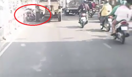 Video: Cố bon chen khi lái xe, người đàn ông nhận cái 'kết đắng'