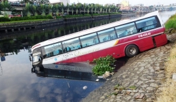 Xe khách húc bay lan can, cắm đầu xuống kênh Tàu Hủ