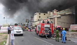 Cháy lớn nhiều giờ tại công ty may: Cần Thơ kêu gọi nhiều tỉnh chi viện