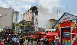 Ngôi nhà 5 tầng gần chờ Kim Biên bốc cháy dữ dội