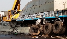 Xe tải mất lái, leo lên dải phân cách rồi lật nghiêng