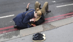 Khủng bố tòa Quốc hội Anh: Đâm xe, nổ súng, máu chảy lênh láng