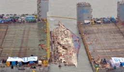 Video: Phà Sewol nổi lên mặt nước sau 3 năm chìm dưới biển