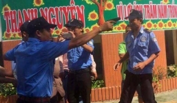 Nhóm bảo vệ chĩa súng, còng tay nữ giám đốc ngay giữa sân trường