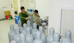 Thu giữ 40 bình khí cười không rõ nguồn gốc tập kết trên phố cổ