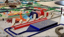 Kỷ lục Guinness mới với 250.000 viên domino đổ đồng loạt