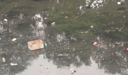 Mưa lớn, sông Tô Lịch kiêm luôn nhiệm vụ vận chuyển rác thải