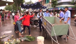 Chủ tiệm tạp hóa dùng bút bi đâm bị thương cán bộ đô thị