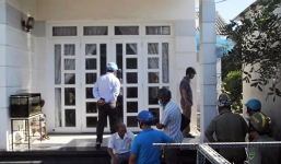 Phát hiện thi thể mẹ con bị sát hại  bên hông biệt thự