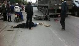 Quảng Ninh: Xe đầu kéo đâm xe máy, 2 người thương vong 