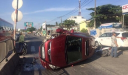 Ô tô tông xe máy, lật ngang trên quốc lộ