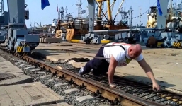 Lực sĩ khỏe nhất nước Nga muốn di chuyển tàu nặng 8.000 tấn