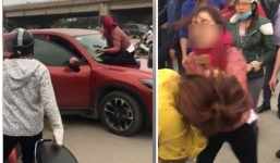 Người phụ nữ nhảy lên nắp capô đánh ghen tình địch bằng tuổi cháu