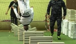 Dùng đầu đập vỡ 111 khối bê tông trong 35 giây