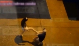 Bắt quả tang bạn gái cặp bồ, thanh niên đạp xe máy ngã sấp mặt