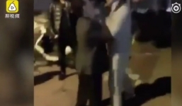 Video: Hai người đàn ông liên tục nhổ nước bọt vào nhau trước đồn cảnh sát