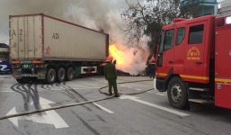 Va chạm giao thông: Xe giường nằm và xe container bốc cháy ngùn ngụt