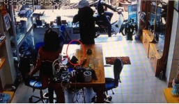 2 thanh niên giật iPad táo tợn ngay trong cửa hàng điện thoại