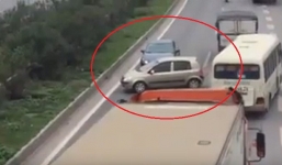 3 ô tô thản nhiên rủ nhau quay đầu, chạy ngược chiều trên cao tốc