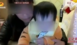 Video: Bảo mẫu Trung Quốc bóp mũi, tát mặt bé 1 tuổi khi cho ăn