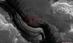 Video: Cận cảnh quả cầu bí ẩn đổ bóng khổng lồ trên sao Hỏa