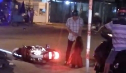 Mặc bạn gái van xin, nam thanh niên vẫn đánh bất tỉnh giữa phố