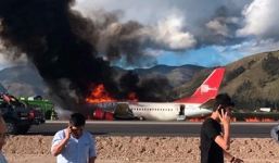 Video: Máy bay chở 141 khách bốc cháy giữa không trung