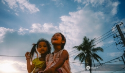 Gia đình vé số Sài Gòn: Ba mẹ ăn chuối luộc thay cơm, hai con gái không biết đến thịt cá