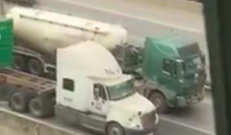 Xe container và xe bồn rủ nhau đua tốc độ 'rùa bò' ở đường trên cao