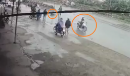 Cô gái đâm người đi xe đạp bất tỉnh rồi bỏ chạy