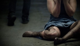 Vụ ấu dâm rúng động nước Úc: Nữ sinh 11 tuổi bị thầy giáo lạm dụng, nhà trường bao che được dựng thành phim