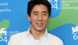 Con trai Thành Long cầu xin bố mua biệt thự cho em gái bị bỏ rơi