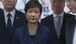 Video: Bà Park Geun-hye phớt lờ phóng viên khi ra tòa