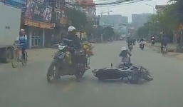 Video: Đút tay vào áo ấm chạy xe máy, cô gái bị tông ngã nhào ra đường