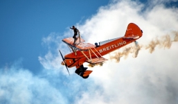 Video: Thót tim trò đi bộ trên cánh máy bay