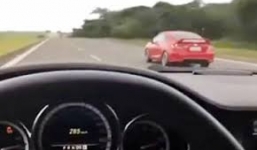 Người dân vây bắt kẻ định xâm hại bé 5 tuổi cho công an