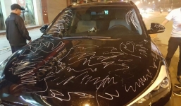 Đỗ xe chắn trước cửa bị chủ nhà vẽ kín xe, 2 bên đều bị phạt