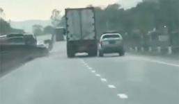 Tài xế container lao vào xe cảnh sát khi bị truy đuổi gây bức xúc