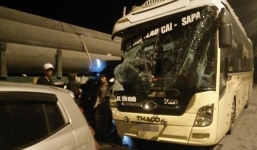 Xe khách đâm xe đầu kéo, 5 người thương vong