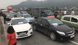 Dân mang 50 ô tô, chuyền nhau bọc tiền lẻ mệnh giá 200, 500 đồng  phản đối phí cầu Bến Thuỷ