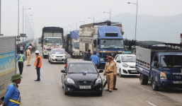 Hơn 100 ô tô dàn hàng phản đối trạm thu phí Bến Thủy