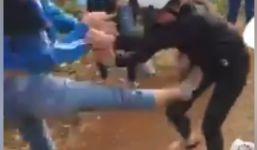 Nữ sinh lớp 10 đánh nhau ngay giữa đường