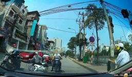 Video: Người phụ nữ bị tên cướp đạp vào lưng vì giật lại túi xách