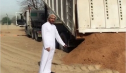 Video: Xe tải mắc kẹt, thái tử Dubai lái xe sang giải cứu