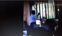 Bảo vệ lấy gậy xua đuổi nữ sinh trong trường học