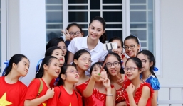 Hoa hậu Biển Thùy Trang được học sinh quây kín tại sự kiện